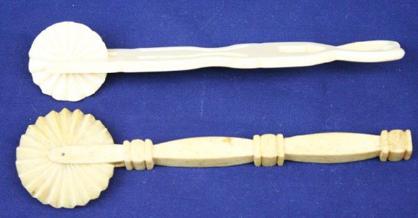 TWO 19TH CENTURY WHALE BONE PIE CRIMPERS: TWO 19TH CENTURY WHALE BONE PIE CRIMPERS Two 19th century bone pie crimpers, hand carved. Size: 6.5" Condition: VGC EST. $200-400