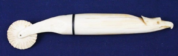 19TH CENTURY WALRUS TUSK IVORY PIE CRIMPER: 19TH CENTURY WALRUS TUSK IVORY PIE CRIMPER Walrus tusk ivory and baleen pie crimper with phoenix carved head. Size: 7.25" Condition: VGC EST. $100-200