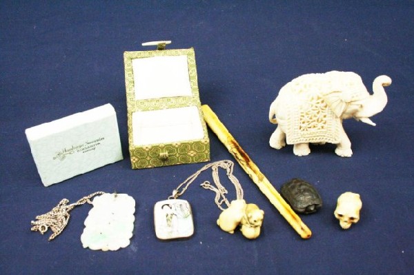 MIXED LOT OF JAPANESE ITEMS IVORY BONE & JADE: MIXED LOT OF JAPANESE ITEMS IVORY BONE & JADE A small ivory netsuke. A carved ivory skull. A bone cigarette holder. A white jade pendant, a painted porcelain pendant. A carved wood figure of a turtle.