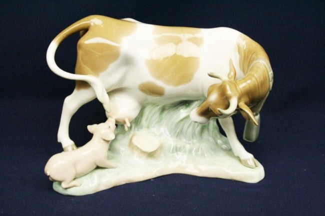 LLADRO ANIMAL FIGURE "COW WITH PIG" #4640: LLADRO ANIMAL FIGURE "COW WITH PIG" #4640 01004640 COW WITH PIG. Issue Year: 1970. Retirement Year: 1981. Sculptor: Vicente Martínez. Size: 10 x 5.5". No damage. unboxed. Size: 10 x 5.5" Condition: V