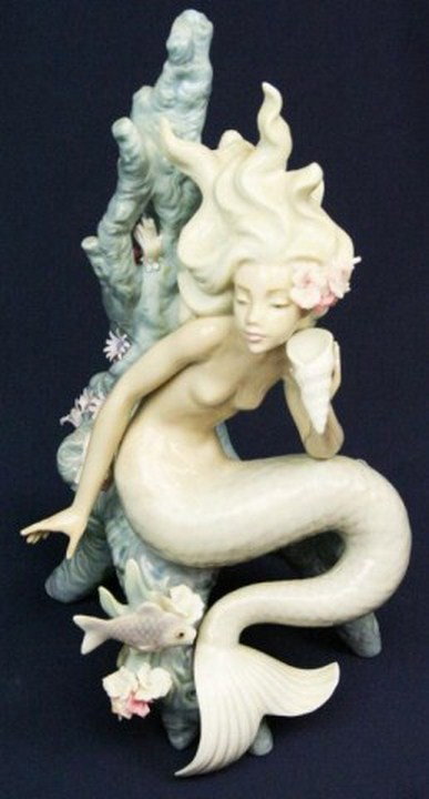 LLADRO PORCELAIN FIGURE #5785 OCEAN BEAUTY: LLADRO PORCELAIN FIGURE #5785 OCEAN BEAUTY 01005785 OCEAN BEAUTY Issue Year: 1991 Sculptor: José Puche. A couple of the small purple flowers are broken but otherwise no damage. Size: 9.75" Condition:
