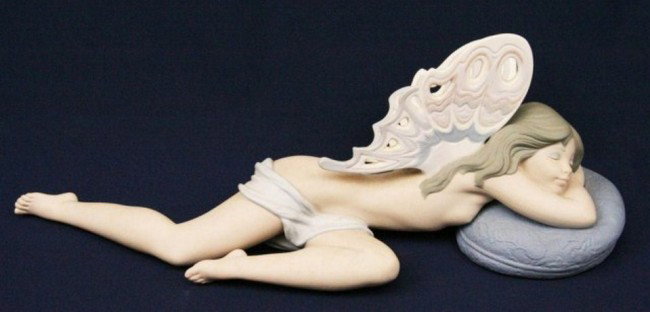 LLADRO PORCELAIN MATTE FIGURE #1401 BUTTERFLY GIRL: LLADRO PORCELAIN MATTE FIGURE #1401 BUTTERFLY GIRL 01011401 BUTTERFLY GIRL -B- Issue Year: 1982 Retirement Year: 1987 Sculptor: José Puche. No damage. Size: 5" tall Condition: VGC Est. 200-400