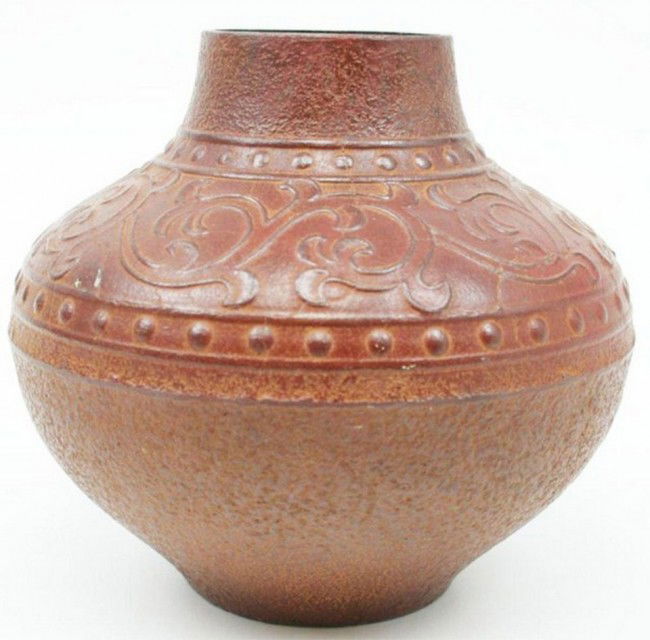 ASIAN CAST IRON VASE: ASIAN CAST IRON VASE A Japanese or Chinese cast iron vase. Size: 6" Condition: VGC Est. 100-200