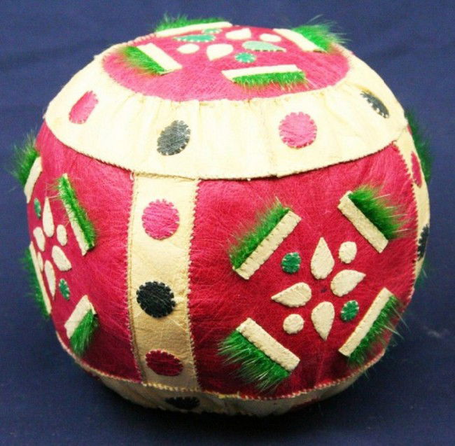 ALASKAN ESKIMO SEAL SKIN GAME BALL: ALASKAN ESKIMO SEAL SKIN GAME BALL A vintage, hand made, colored game ball of seal skin. Size: 5" Condition: VGC Est. 200-300