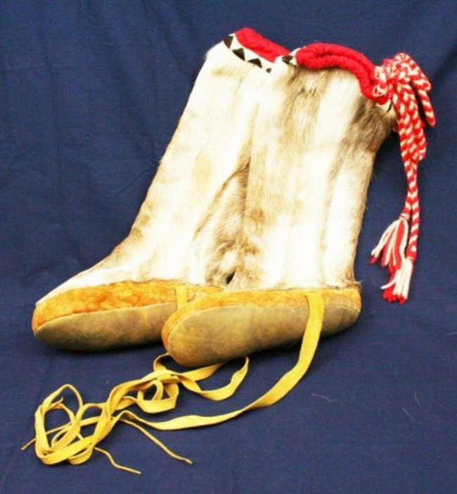 ALASKAN ESKIMO MUKLUK WATERPROOF SNOW BOOTS: ALASKAN ESKIMO MUKLUK WATERPROOF SNOW BOOTS A very well made pair of reindeer boots which have seen very little use. Size: NA Condition: VGC Est. 100-200