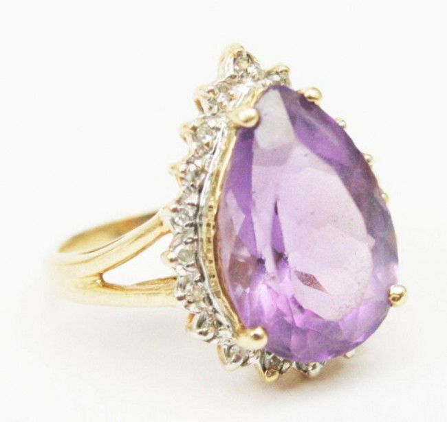 LADIES 10K GOLD AMETHYST & DIAMOND FASHION RING: LADIES 10K GOLD AMETHYST & DIAMOND FASHION RING A beautiful ladies 10K yellow gold fashion ring. Having a center pear cut amethyst center accented by 20 small round diamond chips. Weight: 4.2 grams Si