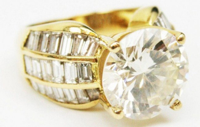 LADIES 6 CARAT DIAMOND SOLITAIRE 18K GOLD RING: LADIES 6 CARAT DIAMOND SOLITAIRE 18K GOLD RING Absolutely stunning ladies 6 carat diamond ring set in 18K yellow gold. The 5.36 carat center round diamond is VS2 clarity and L color. Accenting the rou