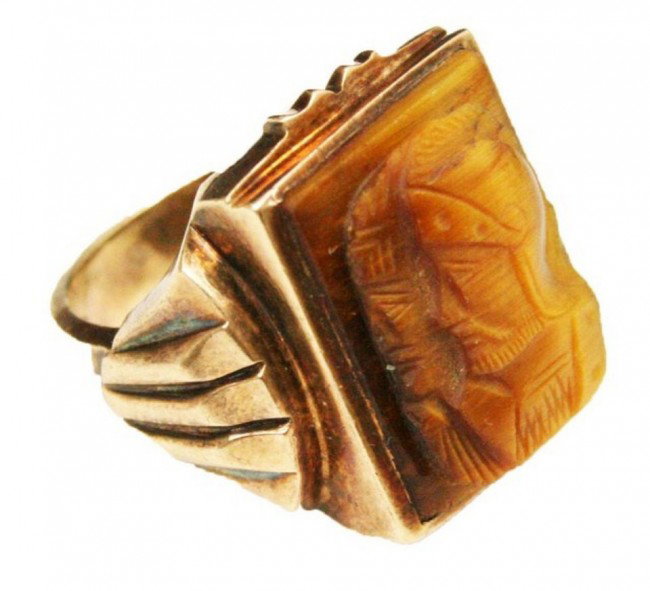 MENS 10K GOLD RING W/ CARVED BASS RELIEF TIGER EYE: MENS 10K GOLD RING W/ CARVED BASS RELIEF TIGER EYE Mens ring in 10k yellow gold with carved tiger eye bass-relief of two Roman soldiers (15 x 20mm). Size 11. Weight: 12g total Size: 11 Condition: VGC 
