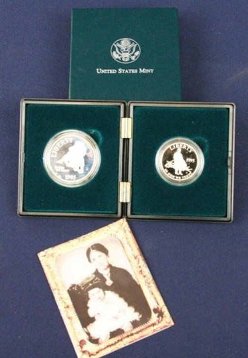 USA - 1995 US MINT UNION CASE CIVIL WAR PROOF SET: USA - 1995 US MINT UNION CASE CIVIL WAR PROOF SET Boxed and with COA. A 26.73g 90% silver dollar and a clad silver half dollar in a plastic, "union case". Condition: VGC Est. 75-150
