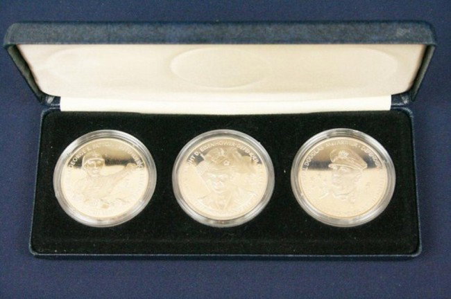 USA - 1990 WWII GENERALS SILVER $5 PROOF SET: USA - 1990 WWII GENERALS SILVER $5 PROOF SET 1990 $5 silver proof set of three. Patton, Eisenhower and McArthur. Boxed, no COA. Condition: VGC Est. 75-150