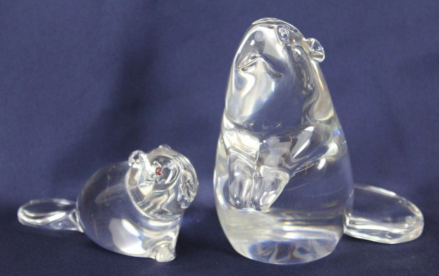 LOT 2 STEUBEN GLASS BEAVERS #8307 & 8359: LOT 2 STEUBEN GLASS BEAVERS #8307 & 8359 2 Steuben Glass Beavers. Items 8307 and 8359. Both are signed "Steuben" to the base. Size: 6" x 2.5" & 5.5" x 6" Condition: VGC Est. $200 - 400