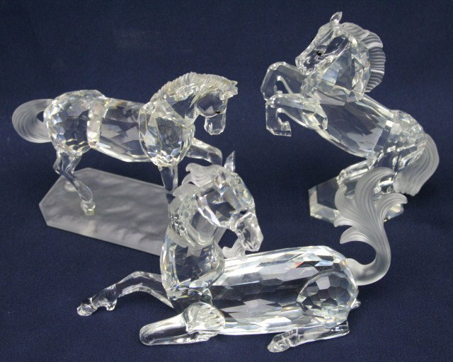 SWAROVSKI CRYSTAL HORSES ON PARADE SERIES +UNICORN: SWAROVSKI CRYSTAL HORSES ON PARADE SERIES +UNICORN Swarovski Crystal Horses on Parade 1993 White Stallion and 1998 Arabian Stallion. 1996 Annual Edition Unicorn from the Fabulous Creatures series. Siz