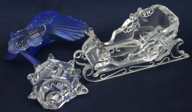 3 SWAROVSKI CRYSTAL SLEIGH FISH CONCH SHELL: 3 SWAROVSKI CRYSTAL SLEIGH FISH CONCH SHELL Swarovski Crystal pieces; Blue Siamese fighting fish 2" (Retired), Santa sled 1.75", and Conch Shell 1.5" bottom of shell has broken off (Retired). Conditio