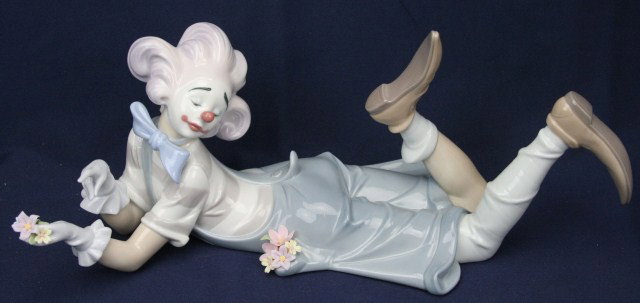 LLADRO PORCELAIN CLOWN #6913 THE MAGIC OF COMEDY: LLADRO PORCELAIN CLOWN #6913 THE MAGIC OF COMEDY 01006913 THE MAGIC OF COMEDY. Issue Year: 2002. Sculptor: Juan Carlos Ferri Herrero. Size: 5.5" x 13.5" Condition: VGC, in original box. Est. $150 - 30