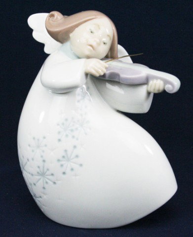 LLADRO PORCELAIN FIGURE - LITTLE ANGEL WITH VIOLIN: LLADRO PORCELAIN FIGURE - LITTLE ANGEL WITH VIOLIN #01006529, "LITTLE ANGEL WITH VIOLIN", Issue Year: 1998, Retirement Year: 2005, Sculptor: Jose' Puche, Excellent Condition Est. $50 - 150