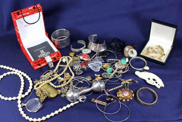 MIXED ESTATE COSTUME JEWELRY LOT: MIXED ESTATE COSTUME JEWELRY LOT A large varied grouping of estate costume jewelry to include bracelets, earrings, fobs, necklaces, a lighter, folding antique reading glasses, a Guess watch, a mournin