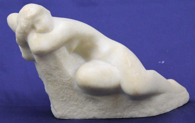 VINCENT GLINSKY - RECLINING NUDE STATUE: VINCENT GLINSKY - RECLINING NUDE STATUE VINCENT GLINSKY (1895-1975) Marble Composition Nude Female Sculpture, incised signature. Size: Approx 12" Condition: VGC Est.$100-200