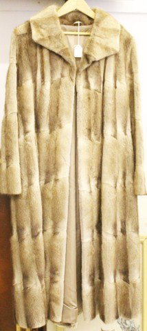 MUSKRAT 120 PELT FUR COAT: MUSKRAT 120 PELT FUR COAT Full length 120 pelt muskrat fur coat. Monogrammed "GH" on the inside of the coat. Measuring 48" long, 20" wide, and a sleeve length of 15". Condition: VGC Est.$150-300