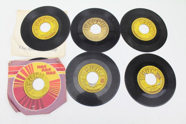 SUN LABEL 45 RPM RECORD LOT OF 6 JOHNNIE CASH: SUN LABEL 45 RPM RECORD LOT OF 6 JOHNNIE CASH Sun label 45 rpm record lot including: Jerry Lee Lewis, "It'll be me/Whole lot of shaking going on" (2), "Cold, cold heart/It won't happen with me", Ray S