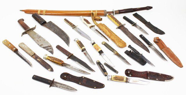MIXED LOT OF HUNTING KNIVES & EDGED WEAPONS: MIXED LOT OF HUNTING KNIVES & EDGED WEAPONS Including: Burmese Dha with badly fitting scabbard, mixed lot of Bowie and sheath knives mostly from Japan. 2 pocket knives. 20 items total. Size: Various C