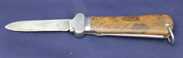 WWII GERMAN PARATROOPERS GRAVITY KNIFE: WWII GERMAN PARATROOPERS GRAVITY KNIFE German Paratrooper (Fallschirmjäger) gravity knife by SMF, Solingen. "Rostfrei" blade. Eagle stamp on the apex of the spike. Holding catch is missing. Condition