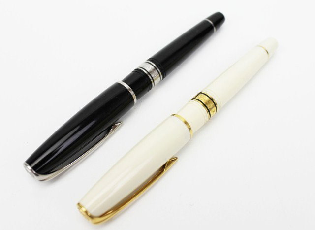 2 WATERMAN CHARLESTON CREAM & BLACK ROLLERBALL: 2 WATERMAN CHARLESTON CREAM & BLACK ROLLERBALL 2 Waterman Charleston rollerball pens, one is a cream color with gold plated accents the other is black with silver accents. Est.$100-200