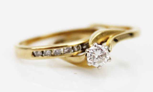 14K YELLOW GOLD DIAMOND WEDDING SET 0.5 CTW: 14K YELLOW GOLD DIAMOND WEDDING SET 0.5 CTW 14K yellow gold diamond wedding set featuring a 0.33 ct diamond solitaire of approximately H color and SI-1 color with band for approximately 0.5 ctw. Weigh