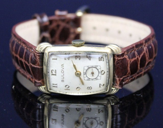 MENS BULOVA 14K GOLD ART DECO WRIST WATCH: MENS BULOVA 14K GOLD ART DECO WRIST WATCH 17 jewels, 14K gold Art deco case, Number 9246882. Bubble glass crystal. Serviced. Weight: 22g total Size: 18 x 24mm Condition: VGC Est.$300-500