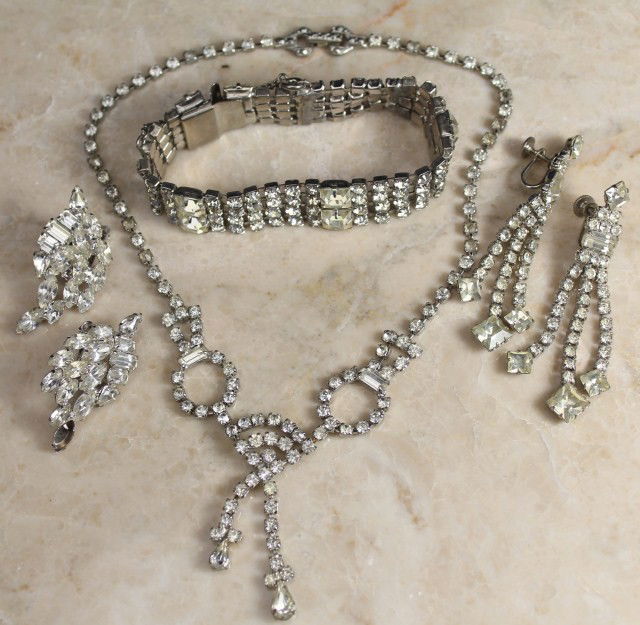 RHINESTONE COSTUME JEWELRY LOT: Set of rhinestone costume jewelry. Includes: clip on earrings, screw-back earrings, bracelet, and necklace. Condition: VGC