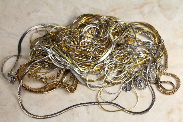 COSTUME JEWELRY NECKLACES - LOT 18: Lot of 18 costume jewelry necklaces including 2 Monet and an American Showcase. Various lengths and styles including cable, box, figaro, rope, serpentine or snake, herring bone, and a few others. Cond