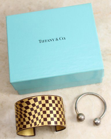 TIFFANY BANGLE BRACELET & STERLING KEY RING: Two jewelry items designed by Tiffany & Co. A checkered bangle bracelet that is colored brown and gold, and a sterling silver key ring. Includes Tiffany box and cloth bags. Weight: 60 g Size: 2.5" Con