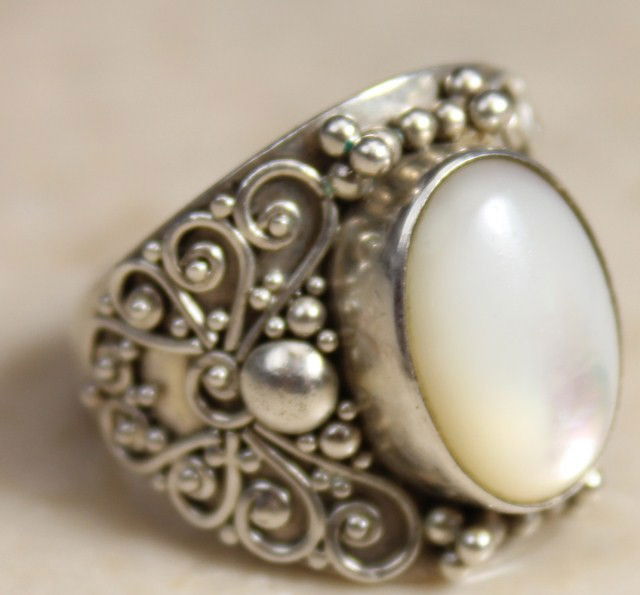 LADIES STERLING SILVER RING W/ MOONSTONE CENTER: Ladies fashion ring with cabochon moonstone center. surrealists butterflies to either side of the centerpiece. Marked "925, BA, Indonesia". Weight: 10.5g Size: 6 Condition: VGC