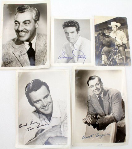 FOUR SIGNED 50s/60s PHOTOGRAPHS AND ONE POSTCARD: FOUR SIGNED 50s/60s PHOTOGRAPHS AND ONE POSTCARD Four signed photographs of Warren Beatty, Cesar Romero, Ernest Borgnine, and Jack Lemmon. One postcard signed verso by Audie Murphy. Condition: Some ph