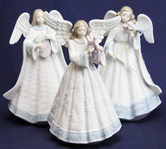 LOT OF 3 LLADRO LIMITED EDITION ANGEL TREE TOPPERS: LOT OF 3 LLADRO LIMITED EDITION ANGEL TREE TOPPERS #01005963 "Angelic Melody," Issue Year: 1993, Retirement year: 1994. #01006126 "Angelic Violinist", Issue Year: 1994, Retirement year: 1995. #0100583