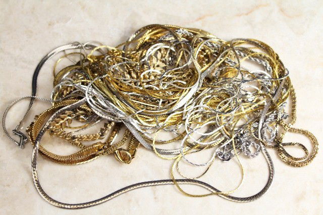 COSTUME JEWELRY NECKLACES - LOT 18: COSTUME JEWELRY NECKLACES - LOT 18 Lot of 18 costume jewelry necklaces including 2 Monet and an American Showcase. Various lengths and styles including cable, box, figaro, rope, serpentine or snake, h