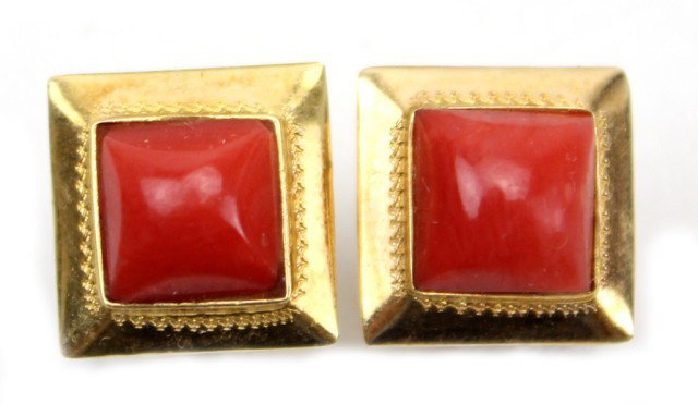 PAIR OF 18K GOLD DONADIO EARRINGS W/ STONE: PAIR OF 18K GOLD DONADIO EARRINGS W/ STONE These earrings are made of 18K yellow gold and are square shaped. A sherbert colored stone is centered in the bezel. Weight: 2g Size: 0.25" Condition: VGC Lo