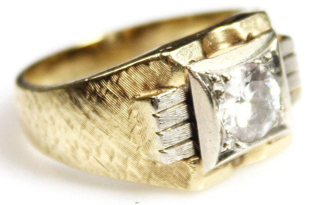 MENS 14K GOLD 1CT SOLITAIRE DIAMOND RING: MENS 14K GOLD 1CT SOLITAIRE DIAMOND RING Men's two tone 14K gold ring set with a 1ct round, brilliant cut diamond of approximately I color and SI2 clarity. A nice men's ring. Weight: 8.7g Size: 9 Cond