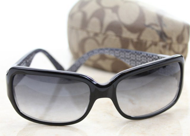 LADIES COACH DESIGNER SUNGLASSES WITH HARD CASE: LADIES COACH DESIGNER SUNGLASSES WITH HARD CASE A pair of ladies designer black Coach sunglasses in original hard Coach case. Weight: N/A Size: N/A Condition: GC, some light wear. Lot: 15565