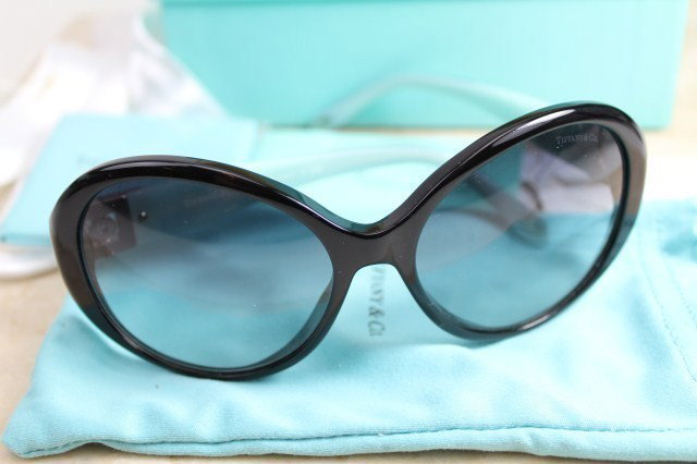 TIFFANY & CO. LADIES SUNGLASSES TF4022-B & CASE: TIFFANY & CO. LADIES SUNGLASSES TF4022-B & CASE A nice pair of ladies Tiffany & Co. designer sunglasses. Model TF4022-B. Gloss black Acetate frames. With original box and papers. Weight: N/A Size: N/A