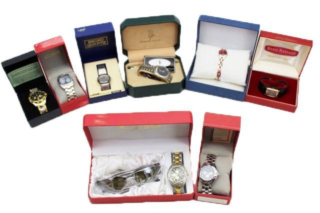 LOT OF 8 MENS AND WOMENS WATCHES: LOT OF 8 MENS AND WOMENS WATCHES Lot of mostly men's quarts watches featuring; Seiko, Hollywood (with pen), Marco Max (with sunglasses) , Geneva, and Bulova. One women's Luis Cardini with a red dial a