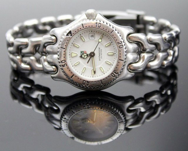 LADIES TAG HEUER PROFESSIONAL 200M WRISTWATCH: LADIES TAG HEUER PROFESSIONAL 200M WRISTWATCH A ladies Tag Heuer Professional 200m dive watch. Model WG1312-RO. Back of case is engraved RY3854. Luminous hands and dial markers. Condition: VGC, with s