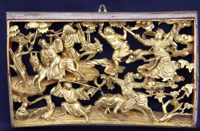 ANTIQUE WOOD CARVED & GILDED CHINESE SCREEN PANEL: ANTIQUE WOOD CARVED & GILDED CHINESE SCREEN PANEL Highly decoratively carved temple screen depicting soldiers and their lord. Heavily gilded. With COA dated 1985. Size: 12 x 16" Condition: VGC some we