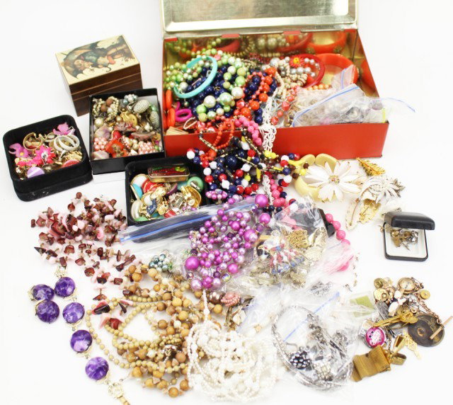 VINTAGE COSTUME JEWELRY LOT OF 100+ ITEMS: VINTAGE COSTUME JEWELRY LOT OF 100+ ITEMS Vintage lot of costume jewelry with many beaded, rhinestone and semi-precious stone necklaces, bracelets, earrings, brooches, pins, and more. This lot has ove