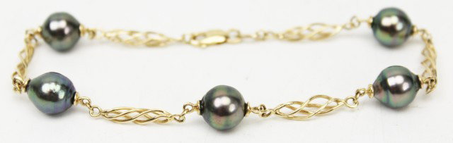LADIES 14K GOLD TAHITIAN PEARL BRACELET: LADIES 14K GOLD TAHITIAN PEARL BRACELET 14K yellow gold swirled bracelet with 5 Tahitian pearls. Weight: 7.3g Size: 8" Condition: VGC Est. 200-400 Lot 18402