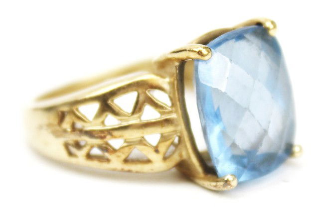LADIES 10K GOLD & AQUAMARINE RING: LADIES 10K GOLD & AQUAMARINE RING A magnificently cut aqua stone rests in a 10K yellow gold prong setting. The band of the ring features a filigree triangle design. Weight: 4.8g Size: 6 Condition: VGC