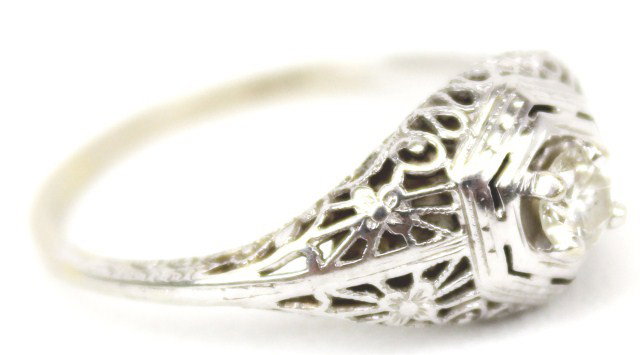 LADIES 14K ANTIQUE FILIGREE ART DECO DIAMOND RING: LADIES 14K ANTIQUE FILIGREE ART DECO DIAMOND RING A ladies 14K white gold antique art deco style filigree ring featuring a solitaire diamond of approximately 0.2 ct. Weight: 2.2g Size: 6 Condition: VG