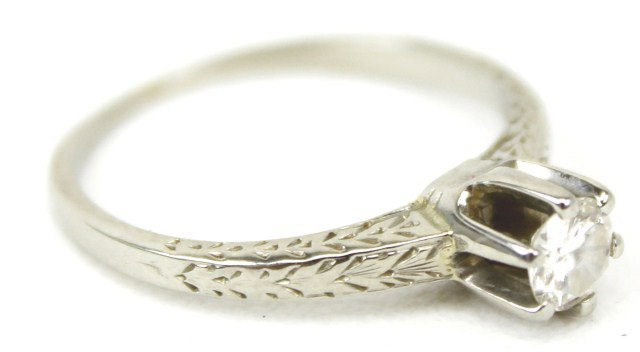 LADIES 18K WHITE GOLD DIAMOND SOLITAIRE RING: LADIES 18K WHITE GOLD DIAMOND SOLITAIRE RING A ladies diamond solitaire engagement ring. 18K white gold. Approximately a 0.2 ct round diamond. Weight: 2.1g Size: 5.25 Condition: VGC Est. 150-300 Lot 1