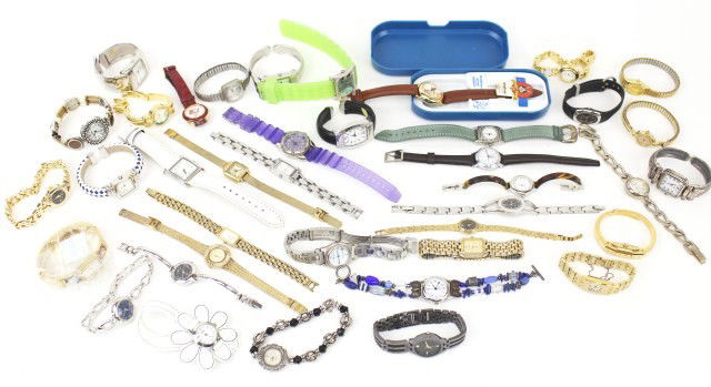 LOT OF 39 LADIES WATCHES: LOT OF 39 LADIES WATCHES 39 women's watches of various size and make. Including: Guess Seiko, Fossil, and more. Weight: 3 lb Condition: GC Est. 50-100 Lot 18568