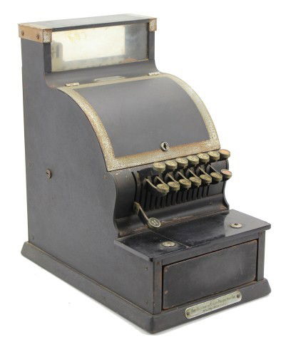 1922 NATIONAL CASH REGISTER CO OAK CASH REGISTER: 1922 NATIONAL CASH REGISTER CO OAK CASH REGISTER 1920s NCR cash register serial number 2038941 model 711 made in Daytona Ohio USA. Part of the 300-700 series that was patented in 1904. Oak and metal c
