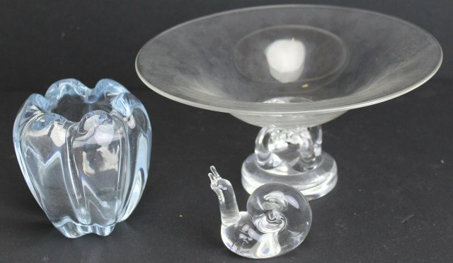2 STEUBEN PIECES & SIGNED GLASSWORK: 2 STEUBEN PIECES & SIGNED GLASSWORK The Steuben pieces are a large console bowl, 10" diameter, and a snail paperweight, 3" tall. The bowl has a base leading to swan neck supports. The third piece is a